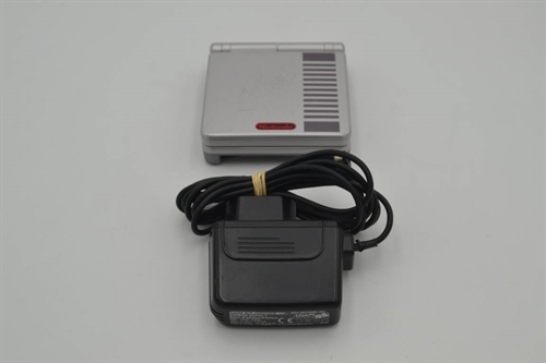 Gameboy Advance SP - Model AGS-001 - NES - Konsol - SNR XEH14406237 (B Grade) (Genbrug)